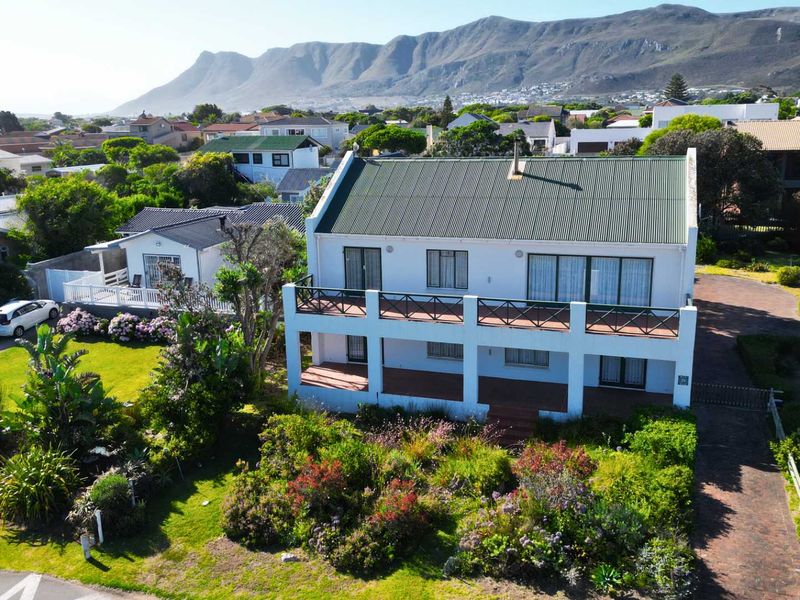 Spacious Oceanfront Family Retreat in Sandbaai - Photo 2