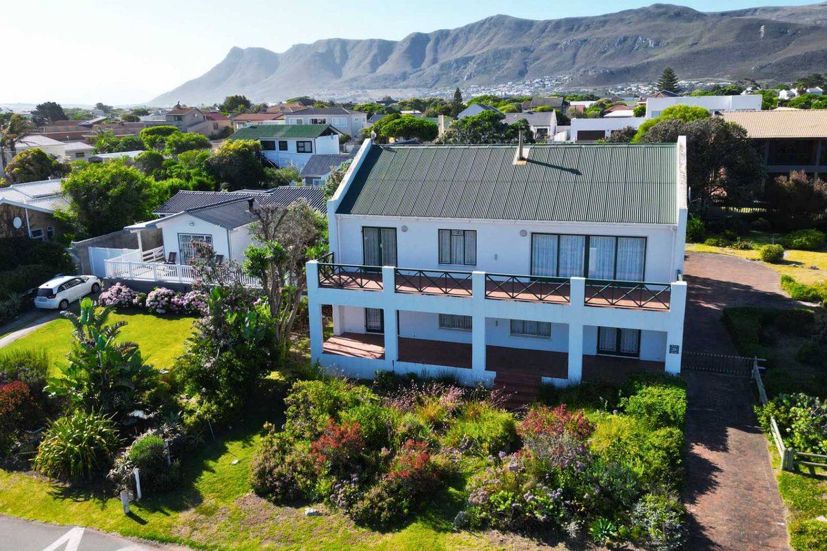Spacious Oceanfront Family Retreat in Sandbaai - Photo 2