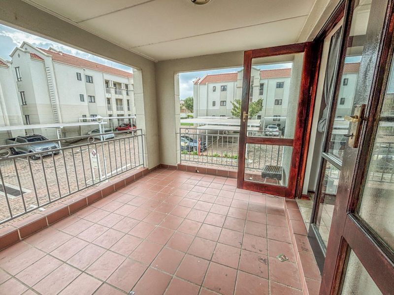 Spacious 2 Bedroom Apartment in Secure Protea Estate Noordwyk - Photo 9