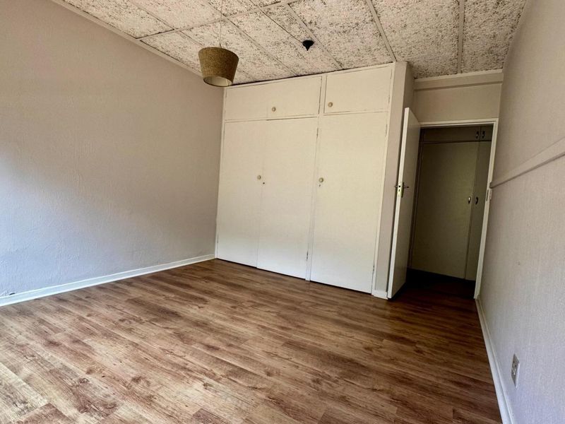 Spacious 4–6 Bedroom Family Home with Separate Office in Faerie Glen - Photo 8