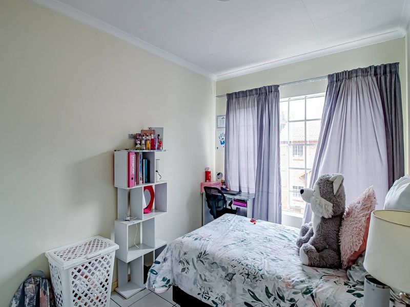 Fantastic upstairs unit with a secure tenant. - Photo 8