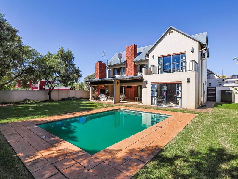 Stunning 4-Bed Corner Unit with Private Pool in Silverwood Estate - Photo 7