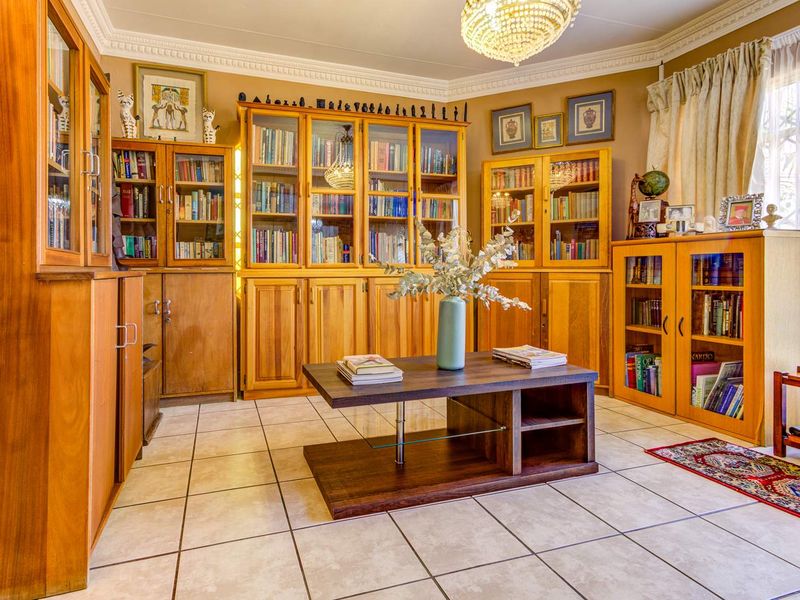 Upmarket 3-bedroom Townhouse in Edleen Ext3 perfect for luxury living - Photo 7