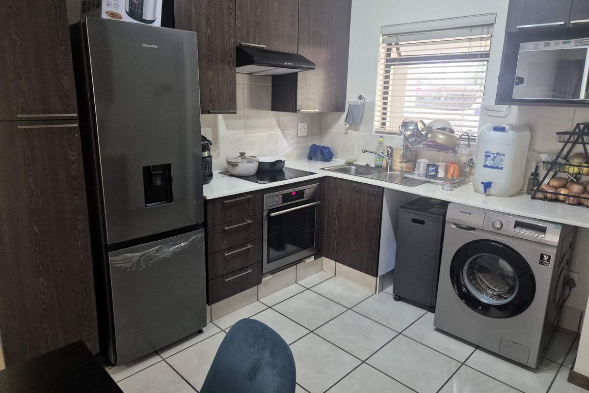 Charming 1 Bedroom Garden Apartment in Secure Complex - Photo 5