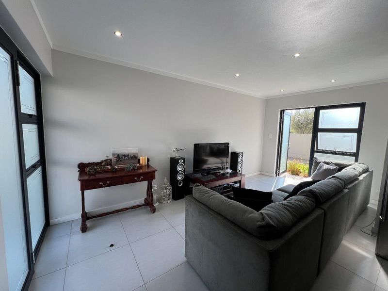 Elegant 2 Bedroom, 2 Bathroom Duplex for Rental in Secure Estate - Photo 6