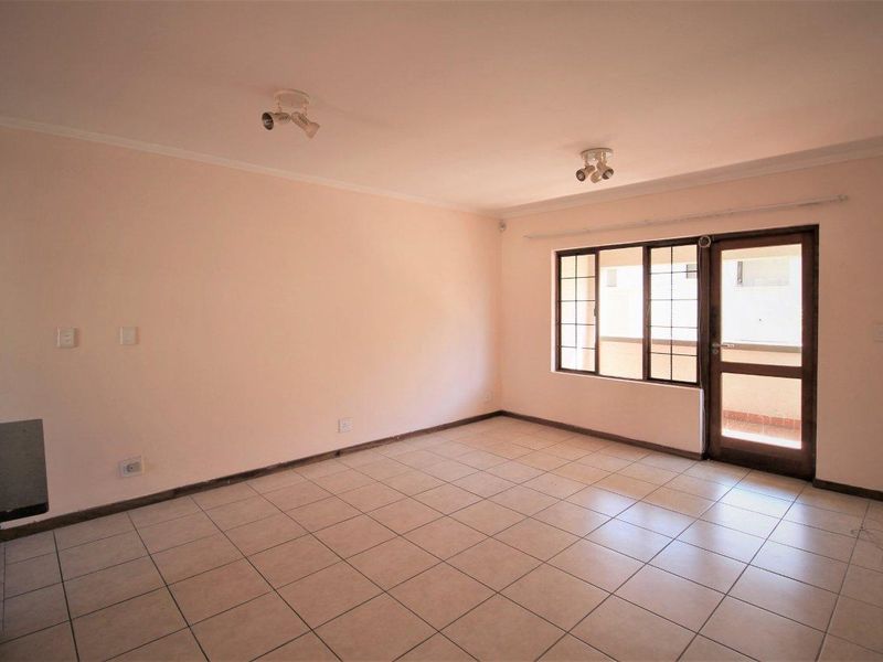 Neat 2 Bedroom, 2 Bathroom Apartment in Rivonia - Photo 5