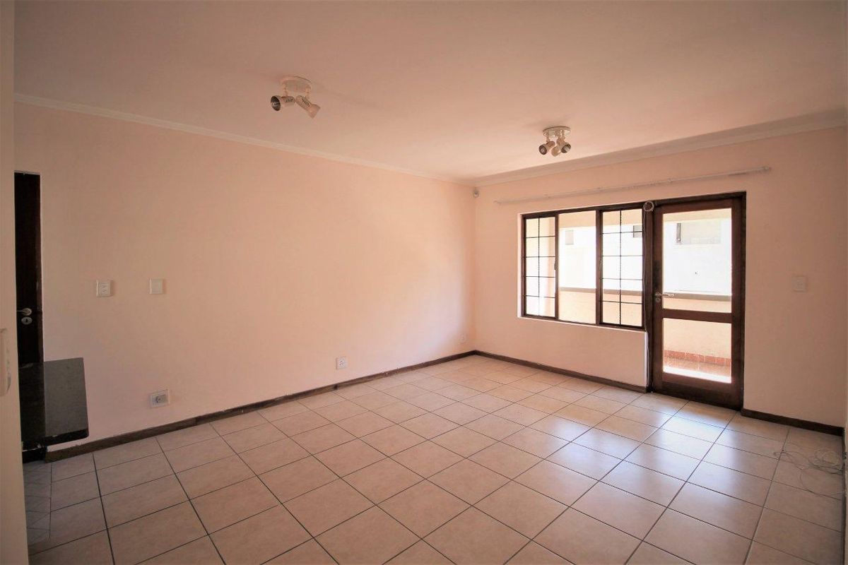 Neat 2 Bedroom, 2 Bathroom Apartment in Rivonia - Photo 5