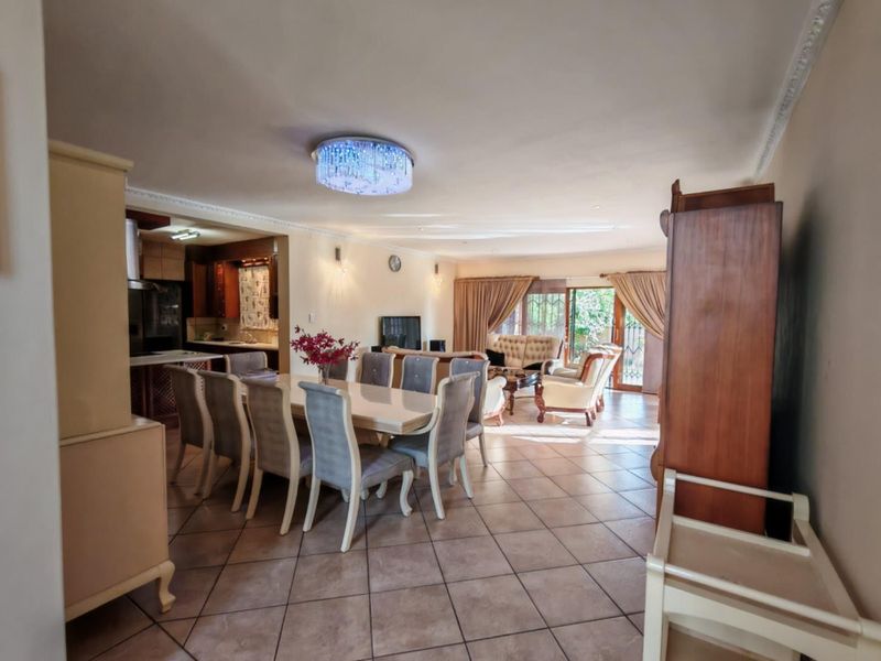 Stunning Home For Sale In Prestigious Estate - Photo 10