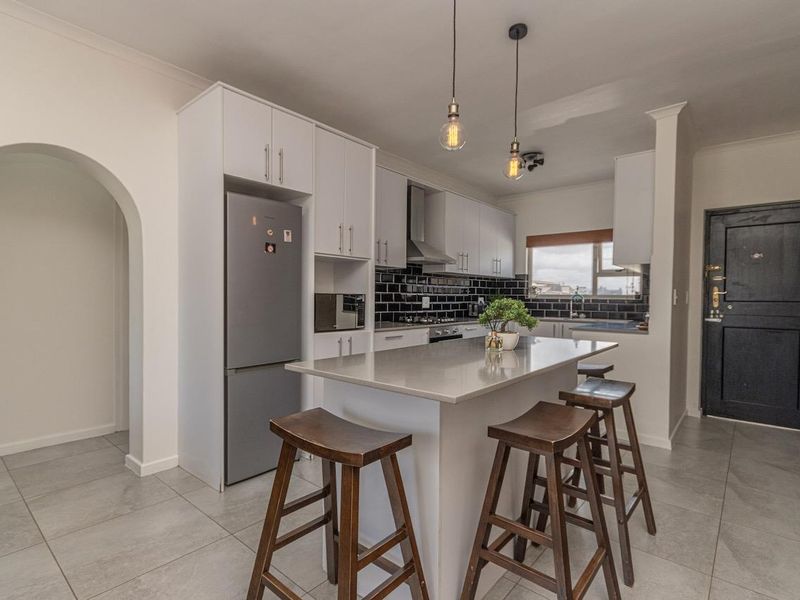 Luxury 2-Bedroom 1st Floor Apartment with Passage Sea Views - Photo 5