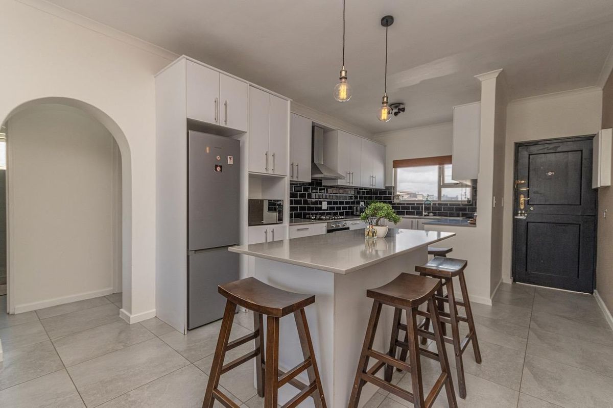 Luxury 2-Bedroom 1st Floor Apartment with Passage Sea Views - Photo 5