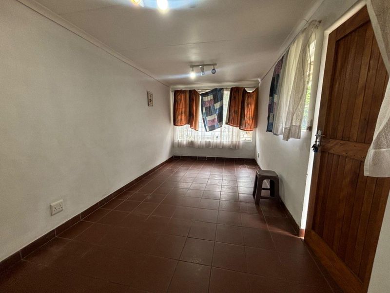 Charming 1-Bedroom Cottage with Covered Parking & Backup Power - Photo 2