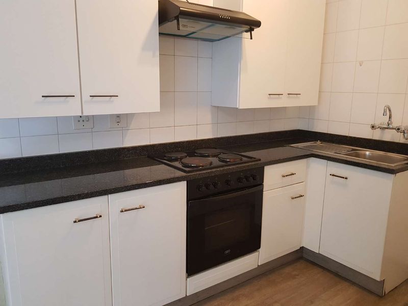 Sunny North-Facing Top Floor Apartment! - Photo 2