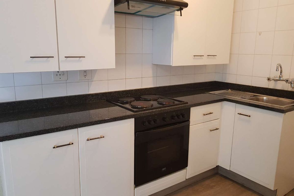 Sunny North-Facing Top Floor Apartment! - Photo 2