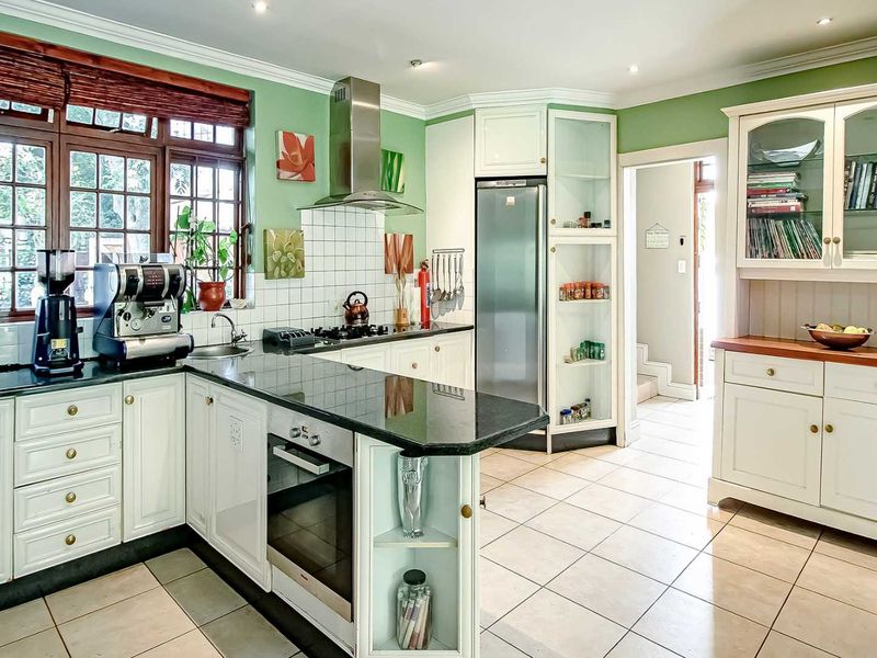 Stately Family Residence in Prime Melrose. - Photo 9