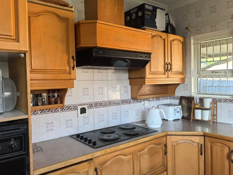 Spacious 3-Bed Family Home with Flatlet and Secure Garden - Photo 5