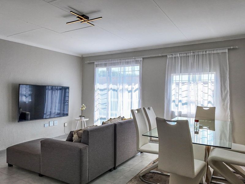 Newly Renovated 2-Bedroom Apartment with Modern Finishes - Photo 7