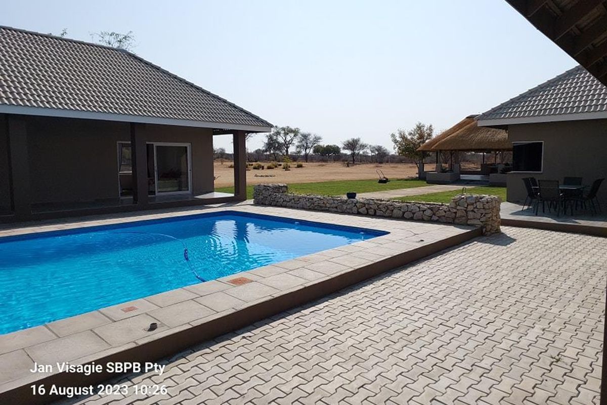 FOR SALE - Plot with Luxurious House in Omaruru Wildlife Estate - Photo 2