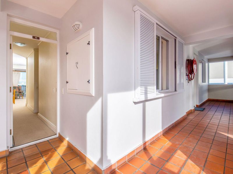 One Bedroom Apartment Situated on the Canals with 5KWatt back-up power - Photo 4