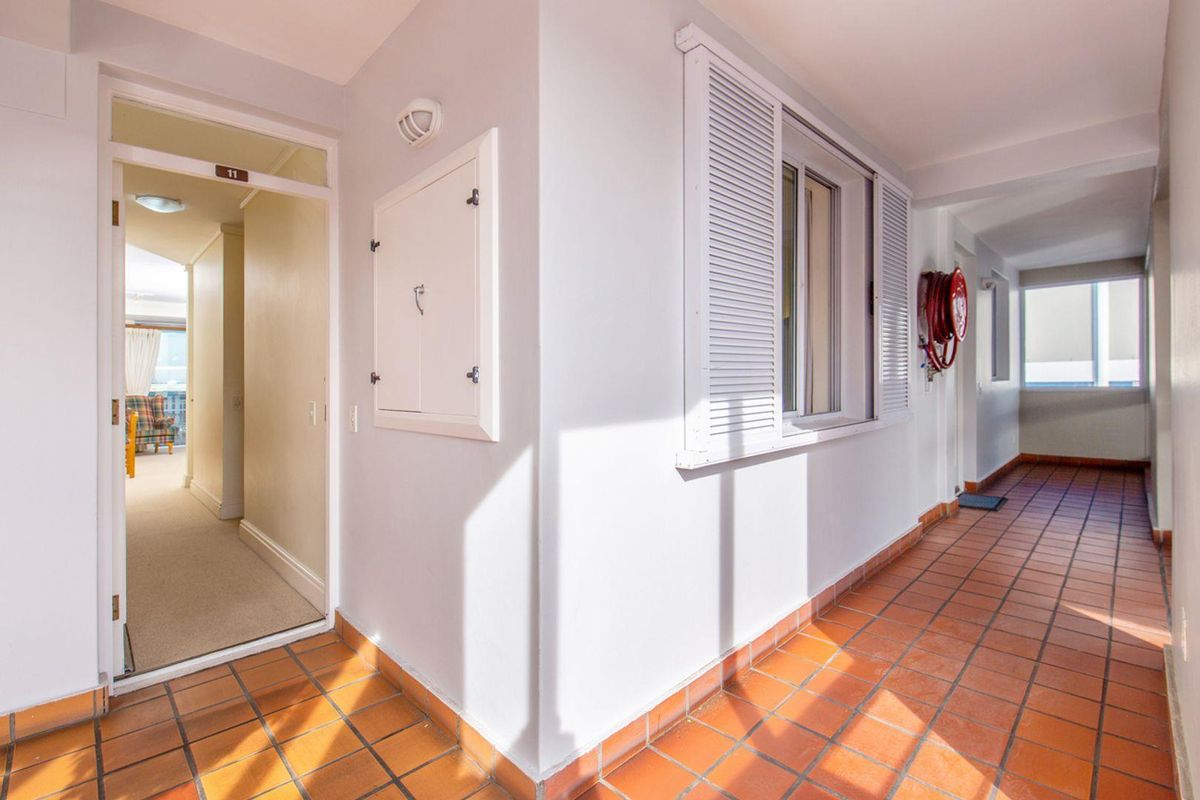 One Bedroom Apartment Situated on the Canals with 5KWatt back-up power - Photo 4