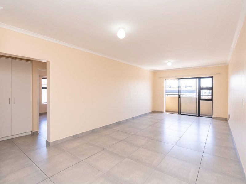 Spacious Three Bedroom Apartment - Photo 3
