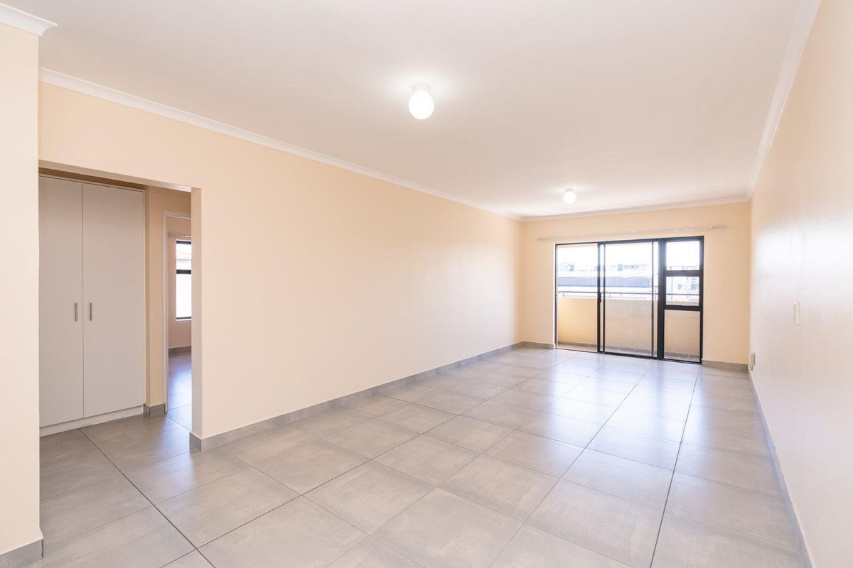 Spacious Three Bedroom Apartment - Photo 3