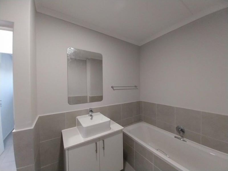 Newly built 1st floor apartment to rent in Langeberg Heights. - Photo 8