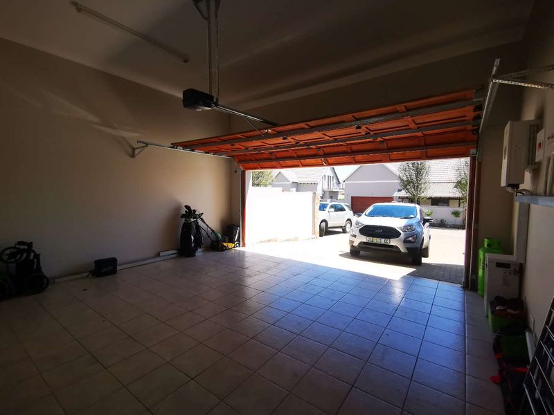 Move-In Ready Modern OFF-THE-GRID Corner Townhouse in Prime Location - Photo 10