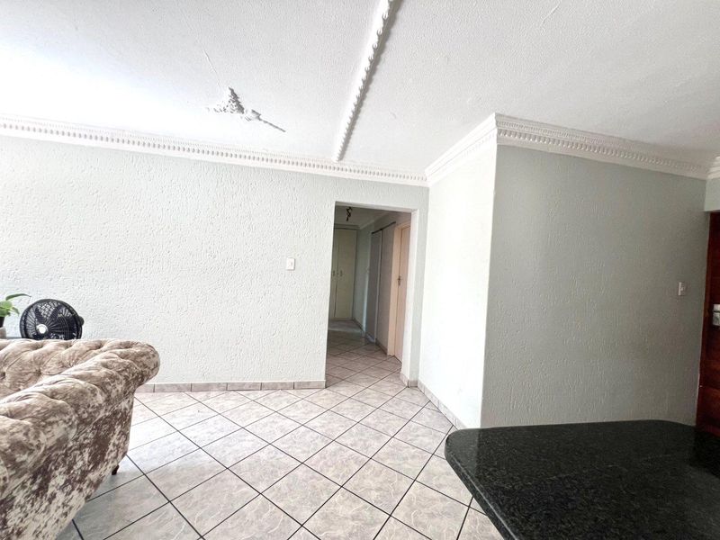 For Sale: Charming First-Floor Three-Bedroom Apartment - Photo 5