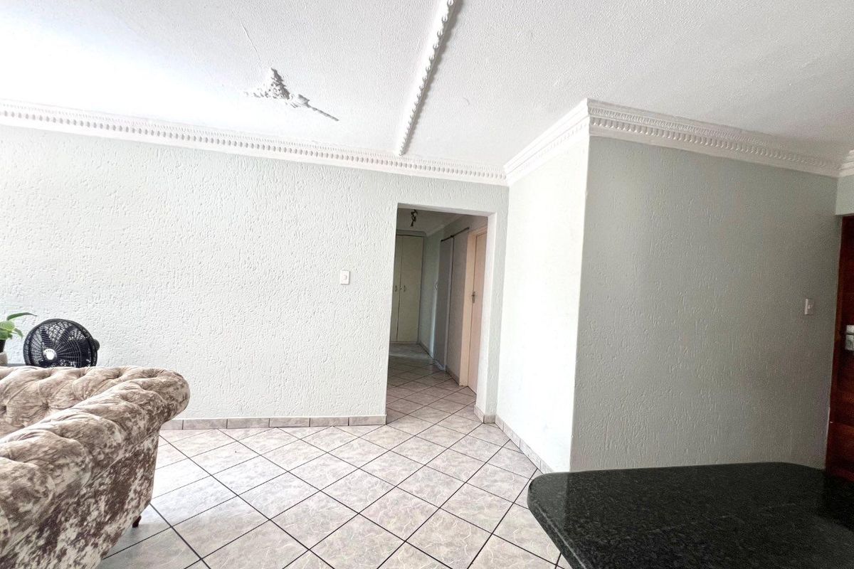 For Sale: Charming First-Floor Three-Bedroom Apartment - Photo 5