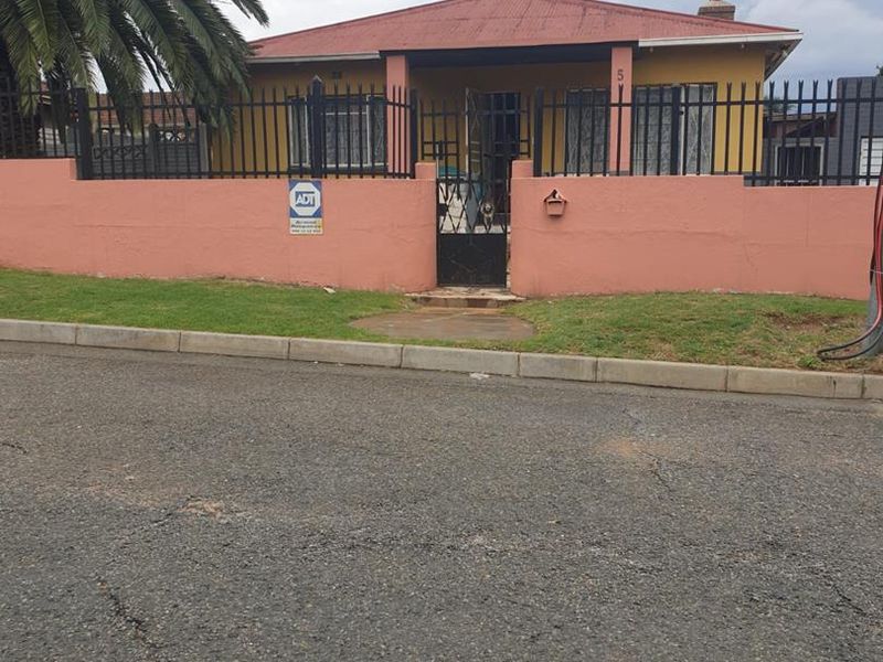 Stunning home with 2 bedroom flatlet in a safe area! - Photo 1