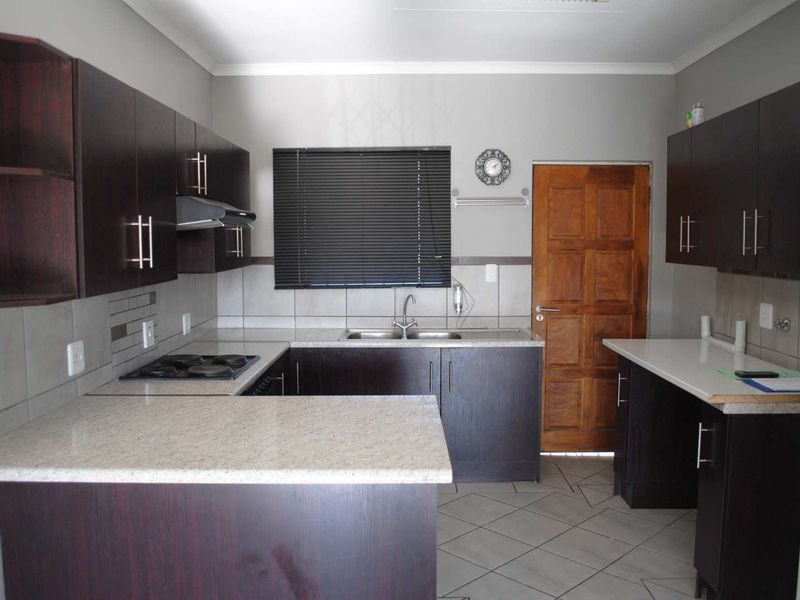 Charming Secure Complex Townhouse unit for sale (Exclusive Mandate) - Photo 5