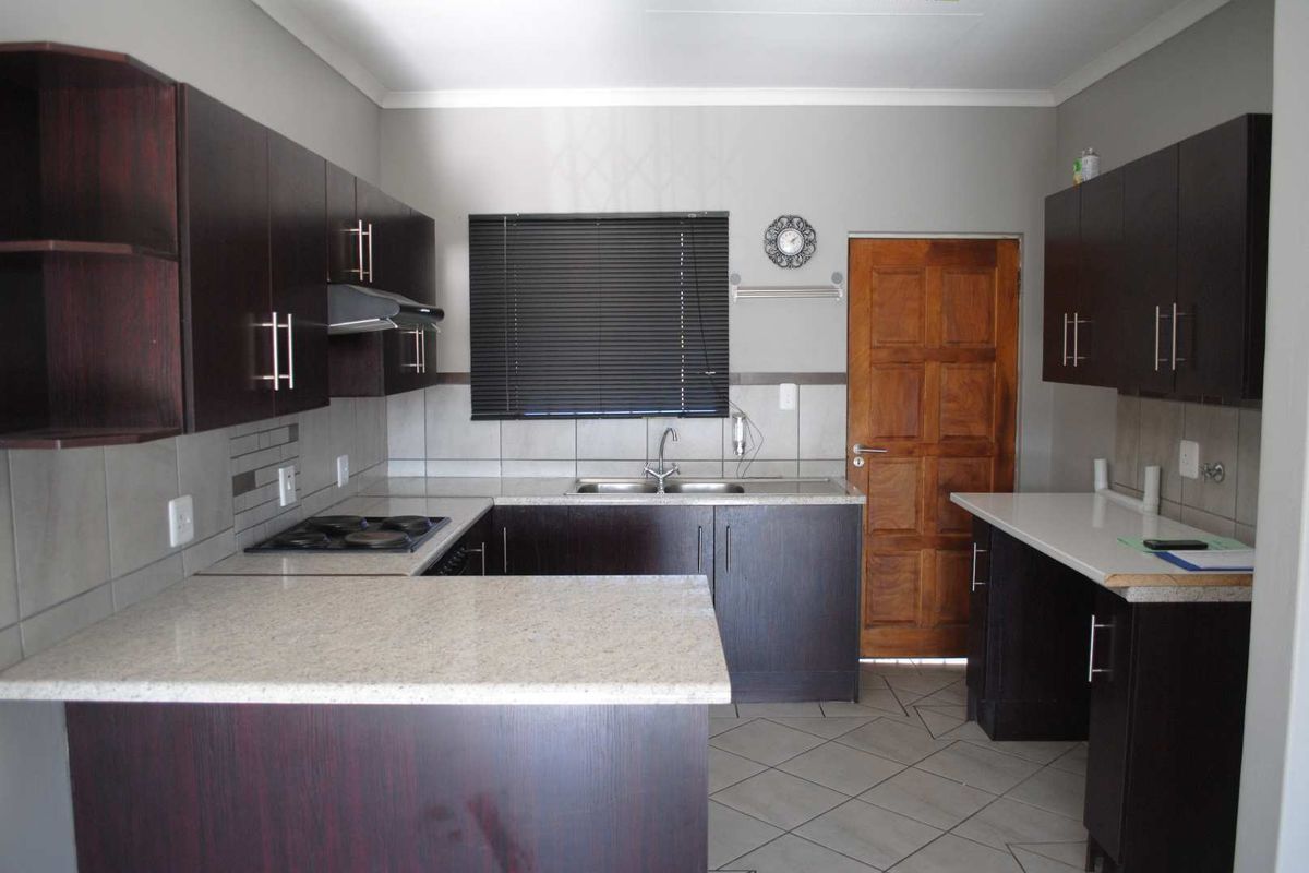Charming Secure Complex Townhouse unit for sale (Exclusive Mandate) - Photo 5