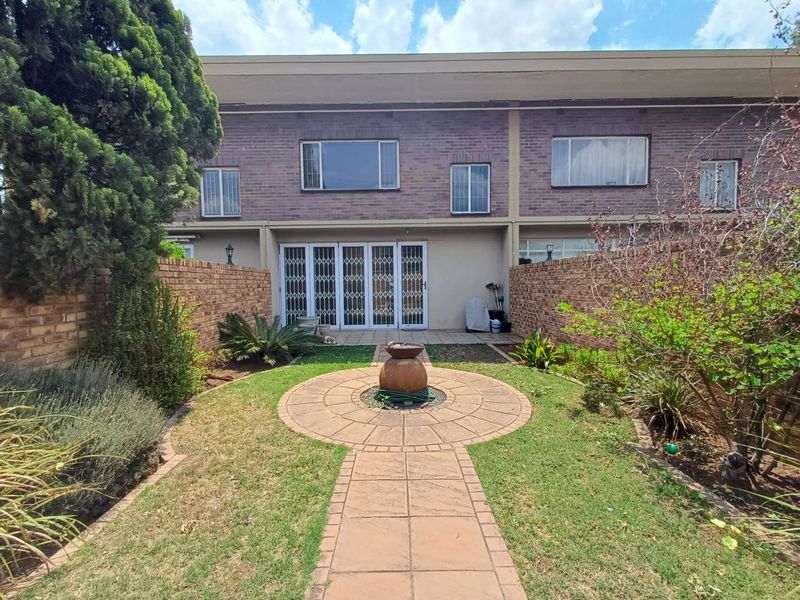 LOVELY TOWN HOUSE - Photo 2