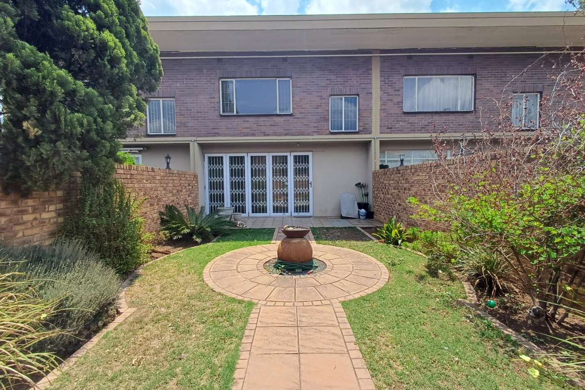 LOVELY TOWN HOUSE - Photo 2