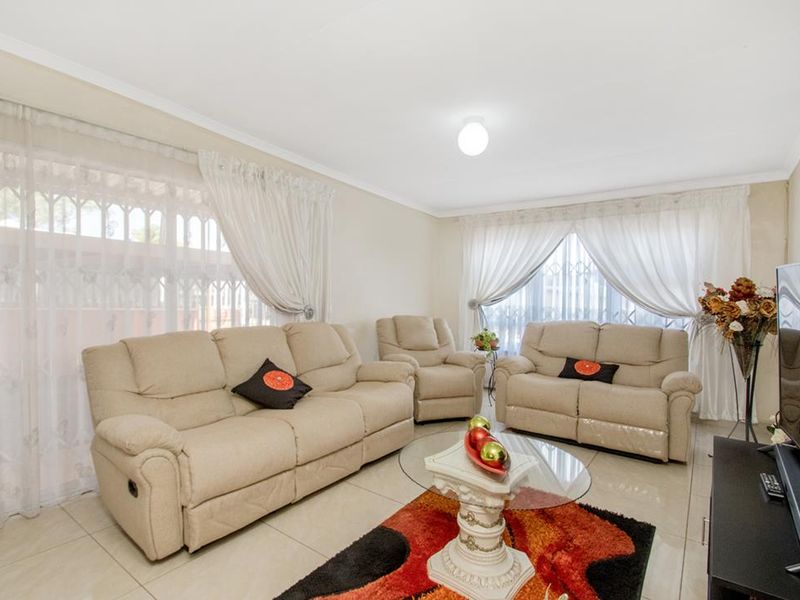 Neat 3 bedroom 1 bathroom home for sale in Westbury Johannesburg - Photo 4