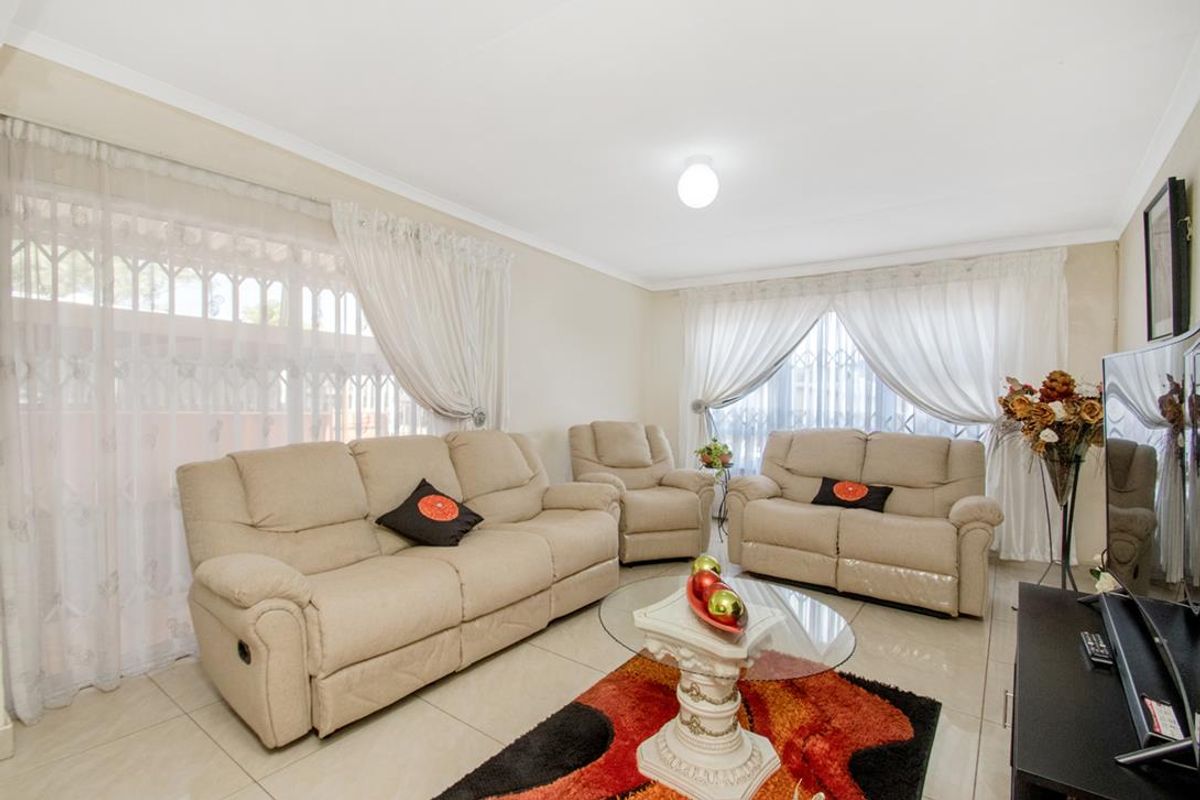 Neat 3 bedroom 1 bathroom home for sale in Westbury Johannesburg - Photo 4