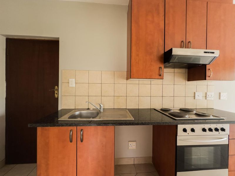 Stunning Bachelor Unit For Rent in Oukraal Boulevard, The Meadows! - Photo 9