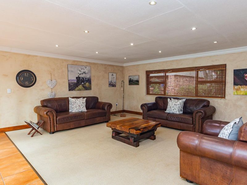 A sanctuary home in the heart of Ruimsig - Photo 7