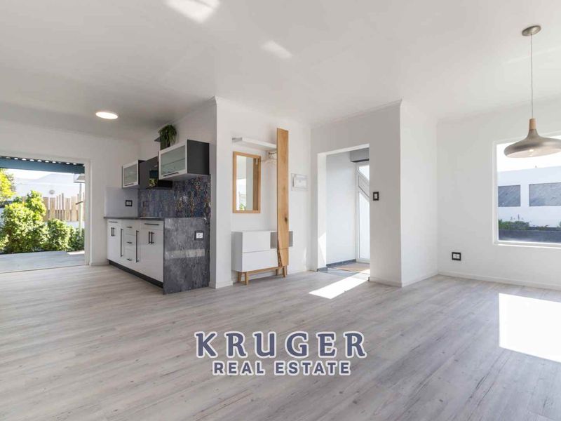 Immaculate Renovated Home with Separate flat - Photo 3