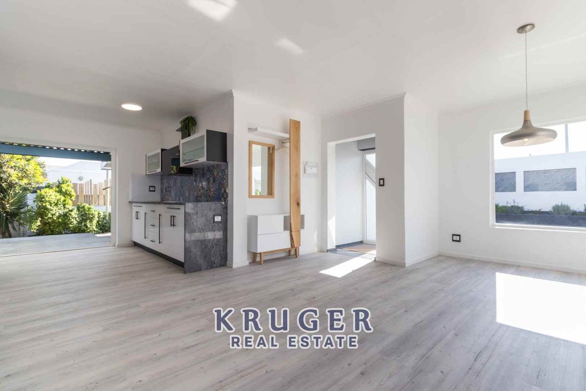 Immaculate Renovated Home with Separate flat - Photo 3