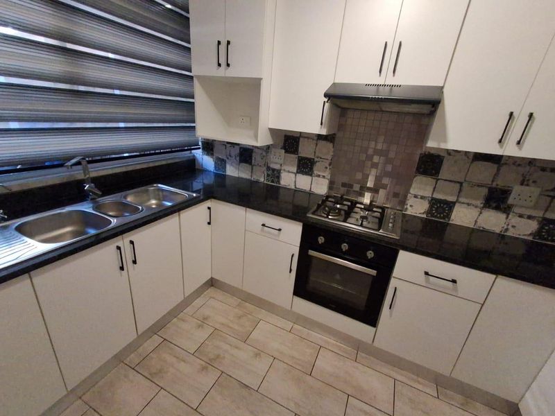 Spacious Renovated Duplex for Sale in Clubview. - Photo 3