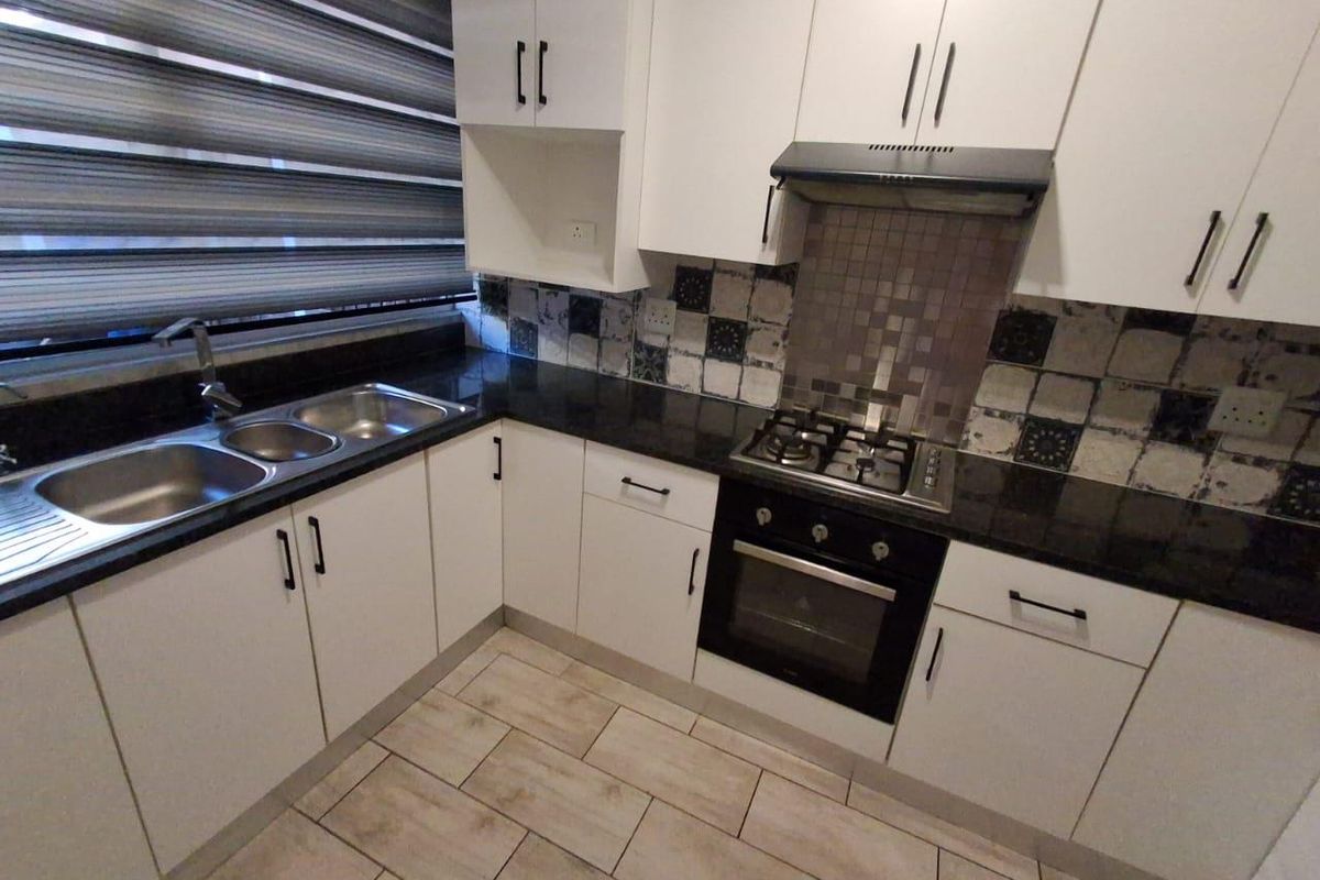 Spacious Renovated Duplex for Sale in Clubview. - Photo 3