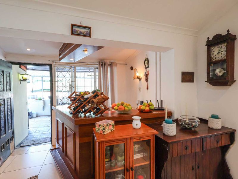 ENTERTAINER'S DREAM WITH INCOME-PRODUCING GRANNY FLAT! - Photo 3