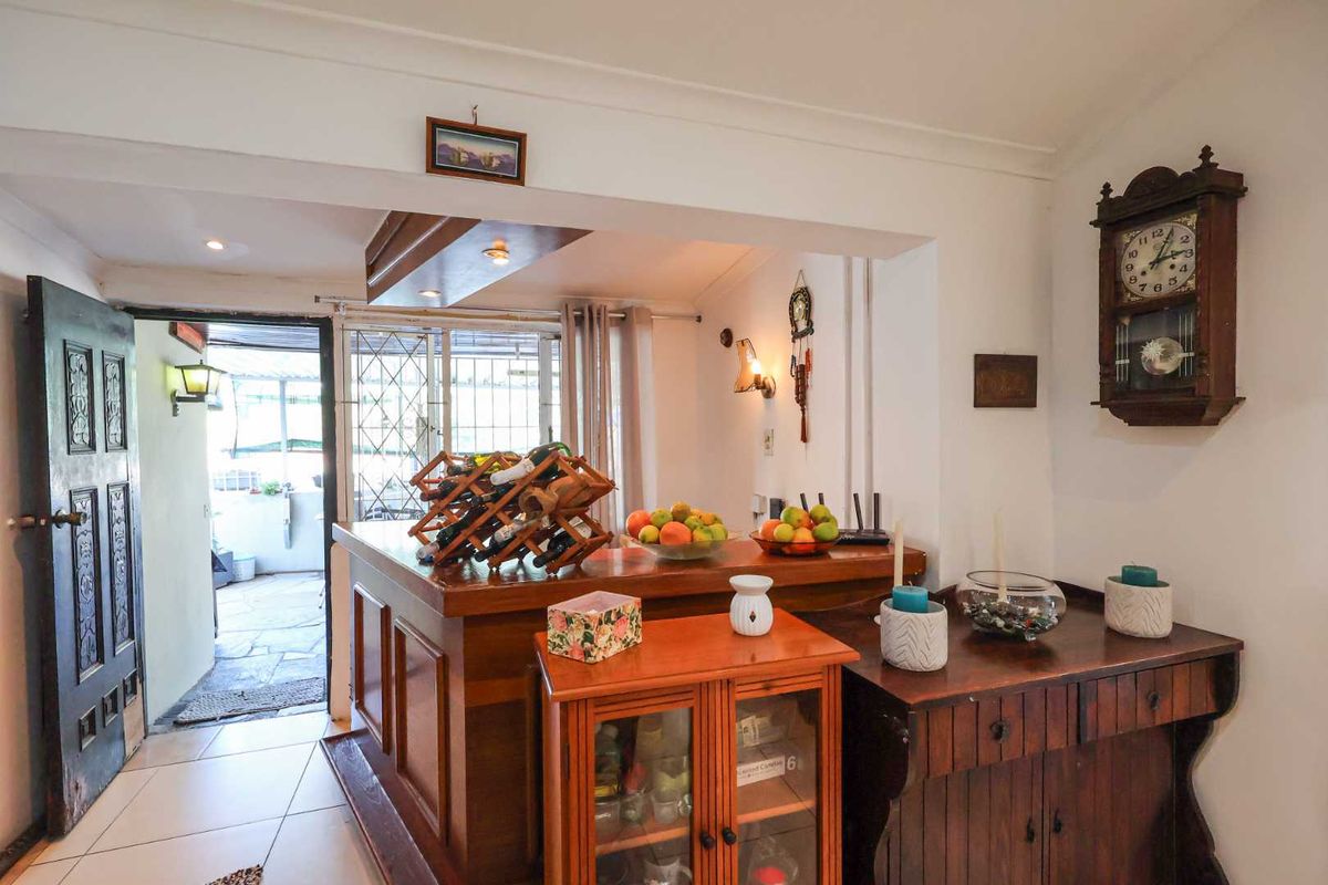 ENTERTAINER'S DREAM WITH INCOME-PRODUCING GRANNY FLAT! - Photo 3