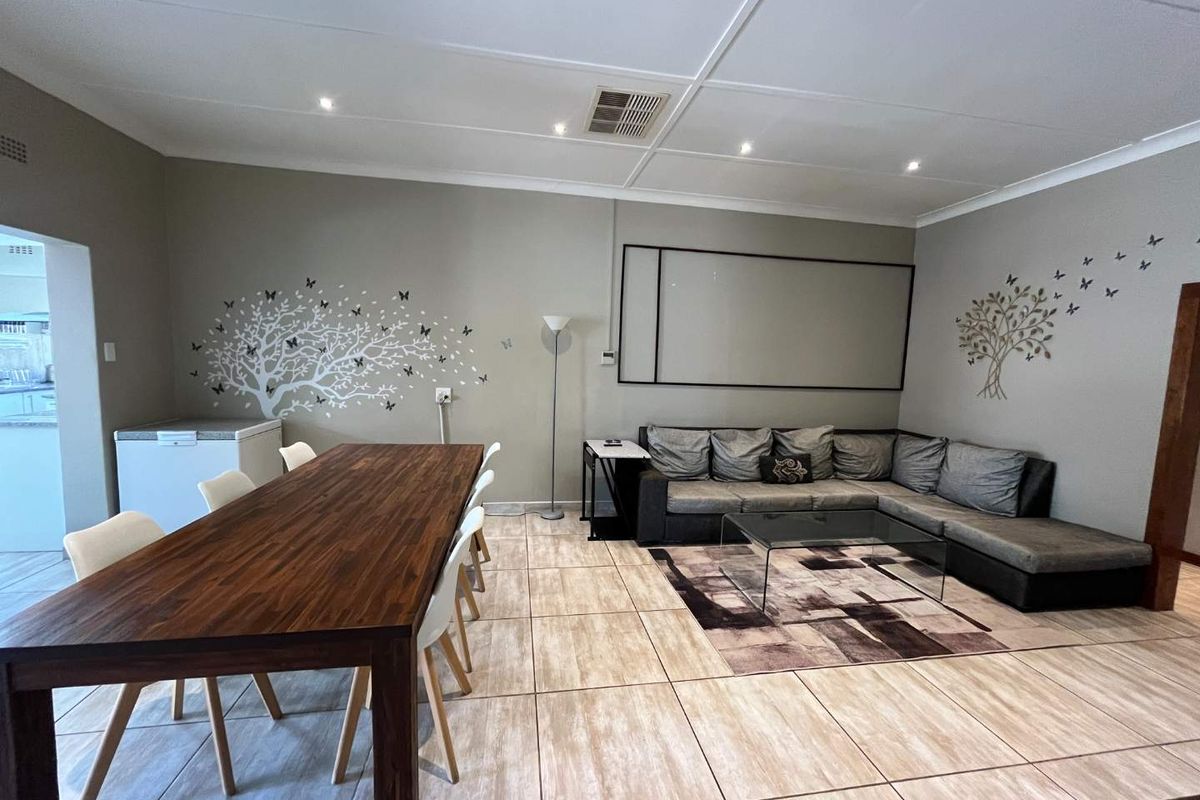 Stunning Family Home with Modern Flat in a Sought-After Neighbourhood - Photo 3