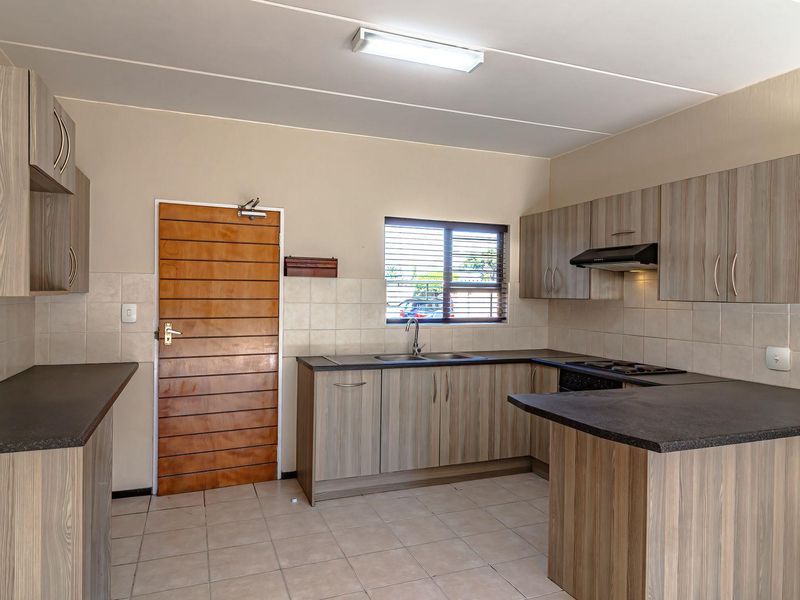 2 BEDROOM 2 BATHROOM APARTMENT WITH LOW LEVIES. - Photo 9