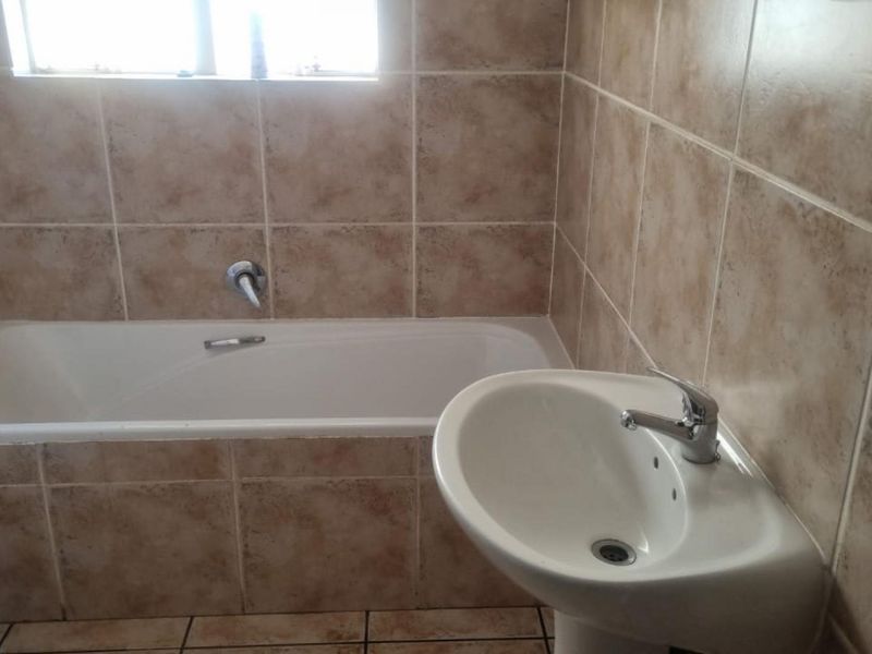 2 Bedroom House For Sale in Kosmosdal - Photo 3