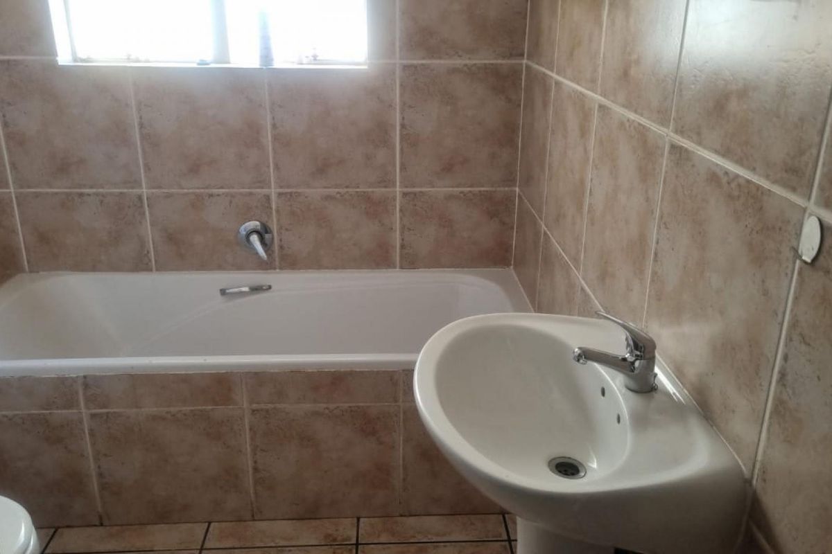 2 Bedroom House For Sale in Kosmosdal - Photo 3