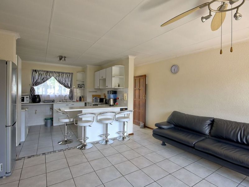 3 bedroom Apartment in Newlands - Photo 2