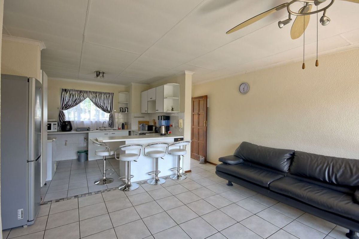 3 bedroom Apartment in Newlands - Photo 2